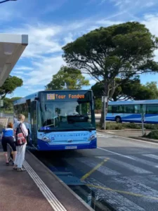 Bus 67 direction l'embarcadère de la tour fondue
